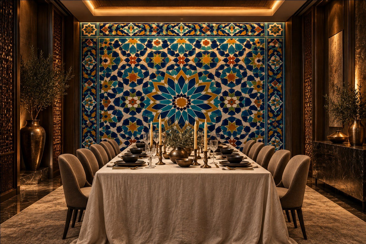دیوارنگاره آبی سمرقند با نمای کاشی در یک اتاق غذاخوری خصوصی با نور شمع و میزی بلند با رومیزی کتان